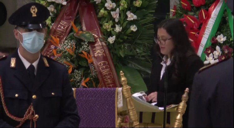 Funerali di Gianni, poliziotto morto in servizio. La figlia: "Sono fiera di essere tua figlia"