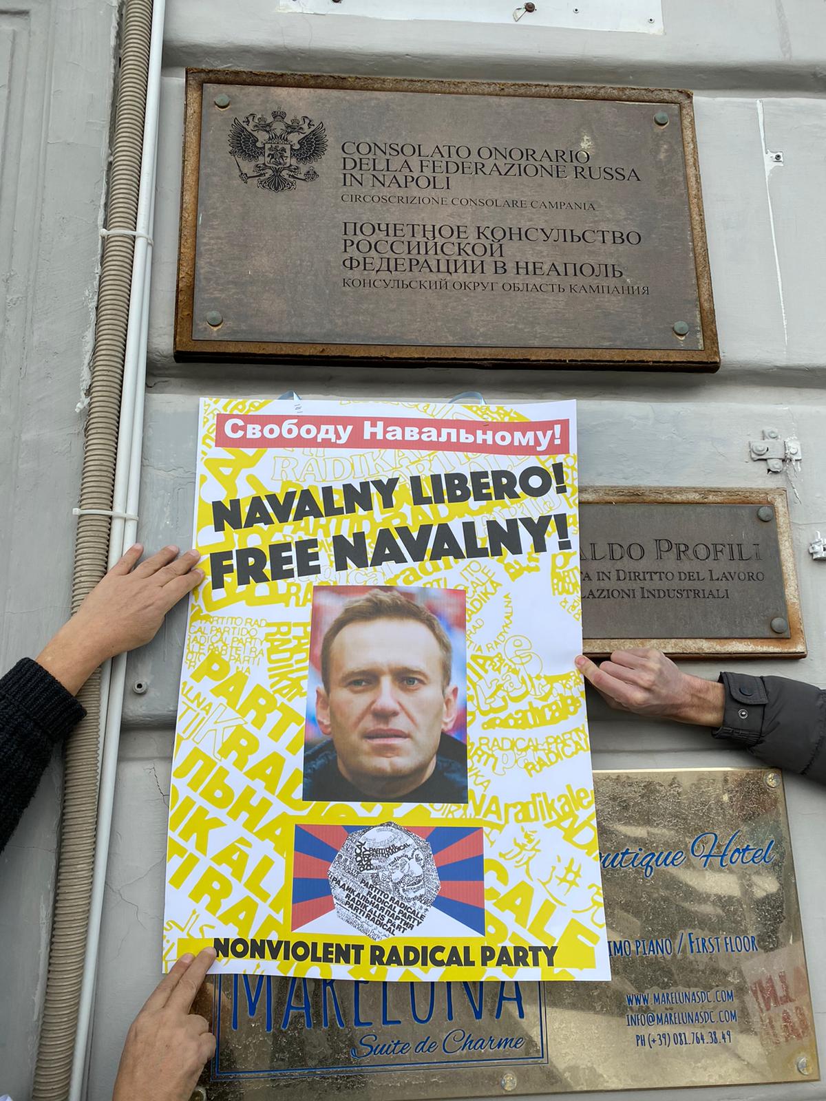 Sit-in del Partito Radicale davanti il Consolato russo a Napoli per Navalny