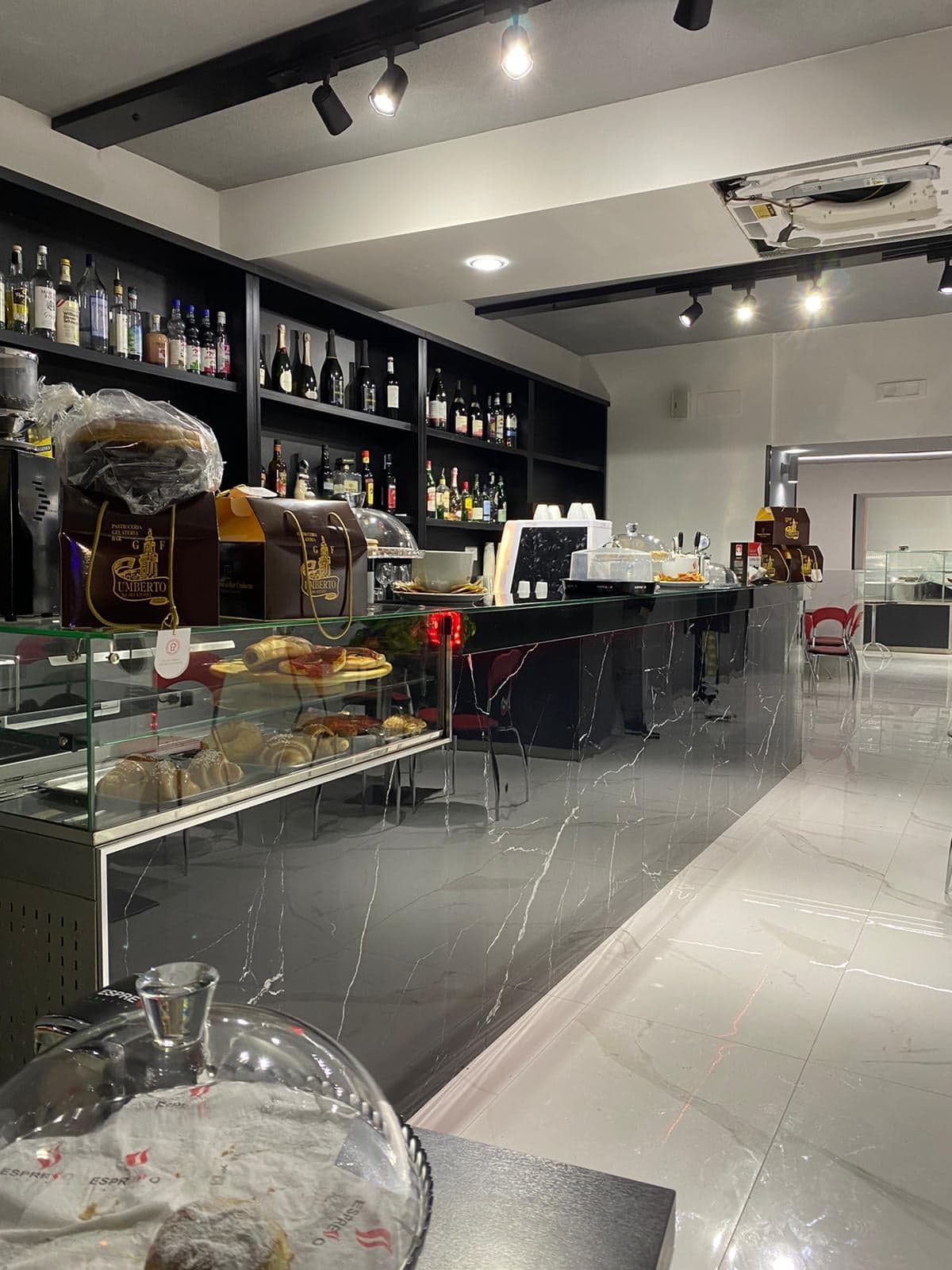 Apre il bar bruciato dalla camorra, Eduardo Di Napoli: "Non abbandonatemi"