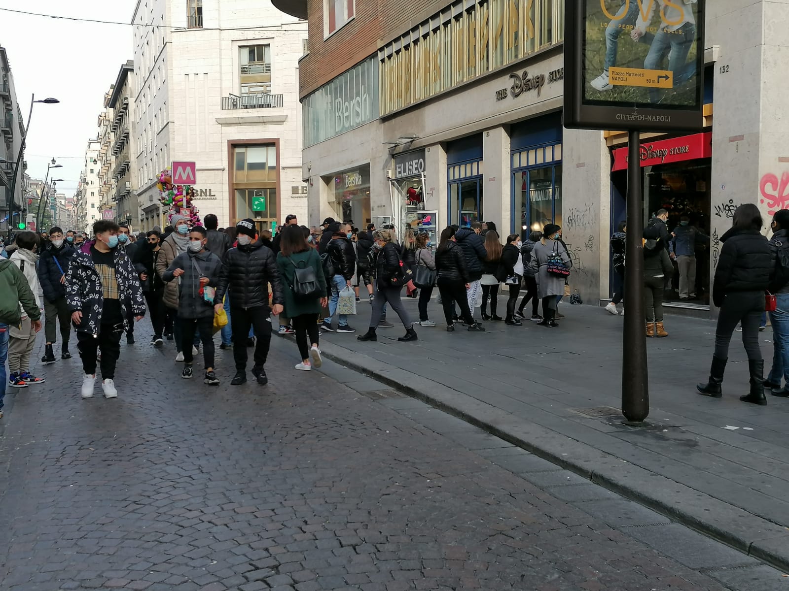 Napoli, strade affollate per lo shopping natalizio