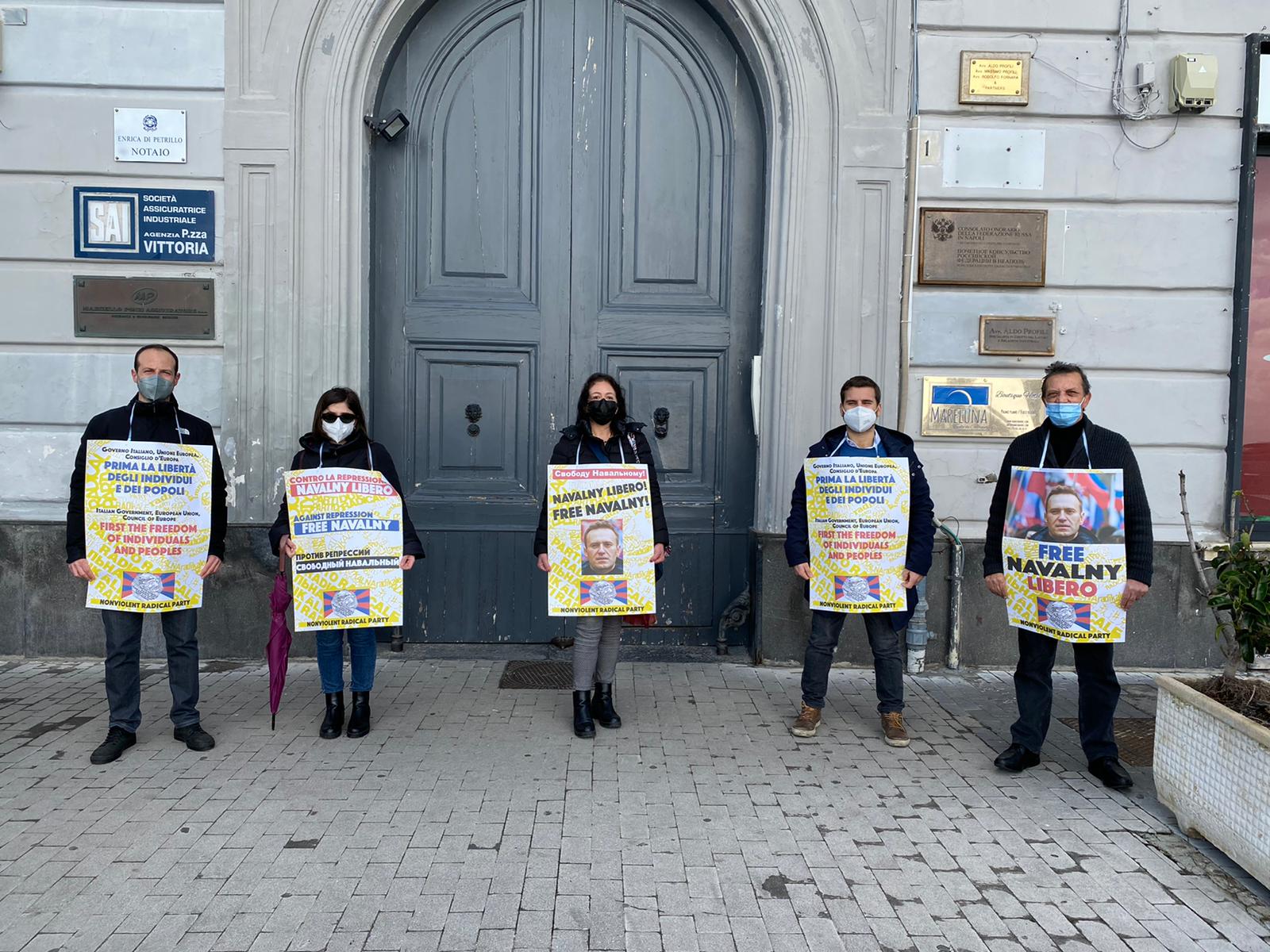 Sit-in del Partito Radicale davanti il Consolato russo a Napoli per Navalny
