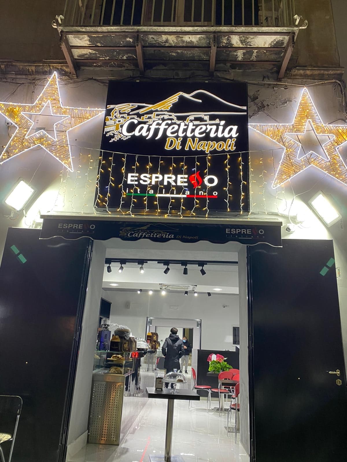 Apre il bar bruciato dalla camorra, Eduardo Di Napoli: "Non abbandonatemi"