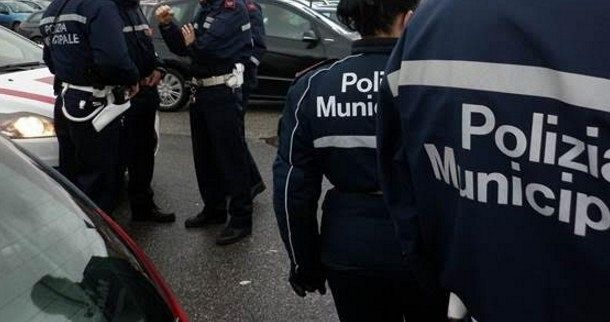 Lutto a Napoli, morto di Covid un agente della polizia municipale
