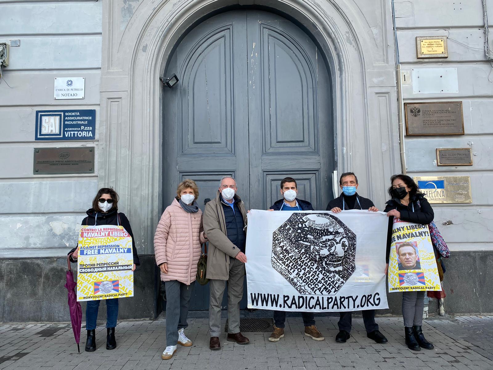 Sit-in del Partito Radicale davanti il Consolato russo a Napoli per Navalny