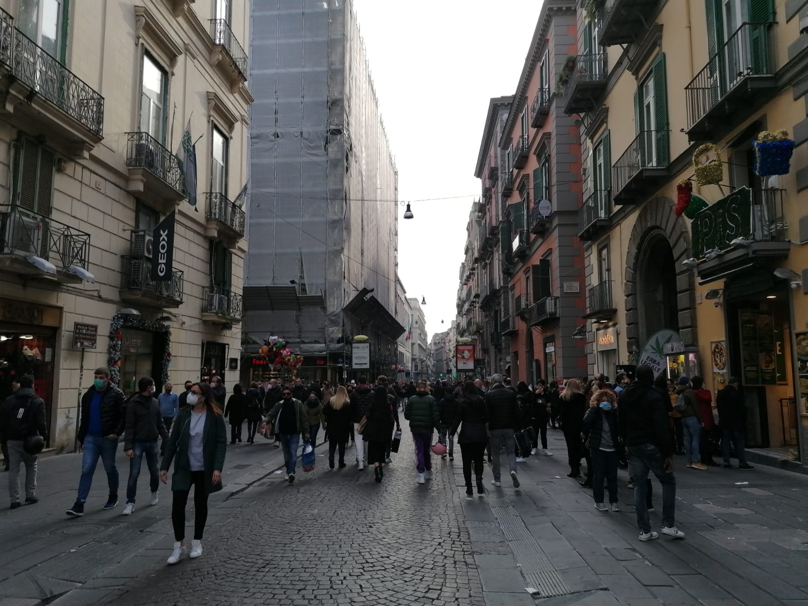 Napoli, strade affollate per lo shopping natalizio