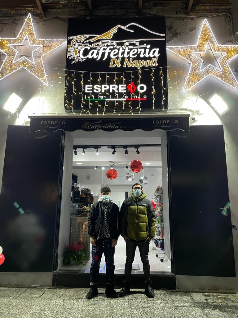 Apre il bar bruciato dalla camorra, Eduardo Di Napoli: "Non abbandonatemi"