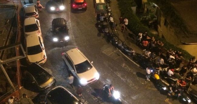 Napoli, ubriaco si schianta sulle auto in sosta ed esplode la rissa