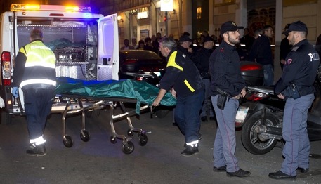 Agguato a Napoli, uomo ferito da diversi colpi d'arma da fuoco 