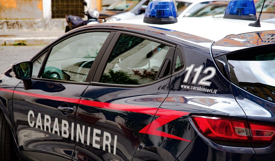 Bomba davanti la caserma dei carabinieri