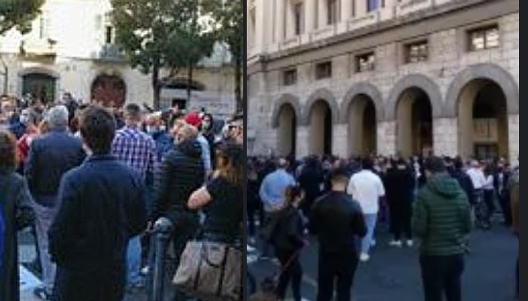 Coprifuoco in Campania, scoppia la protesta anche a Salerno: manifestazione e blocchi stradali