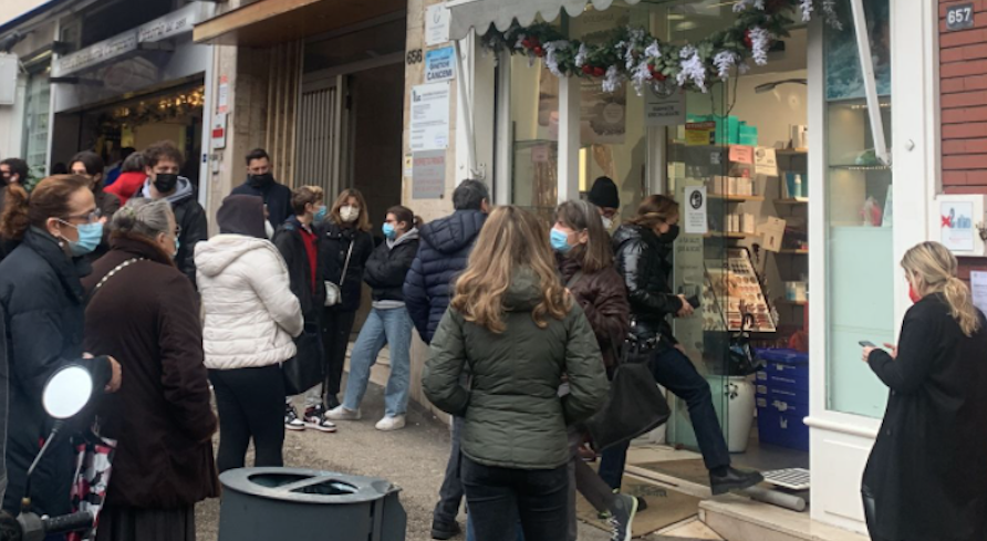 Farmacie prese d'assalto a Napoli