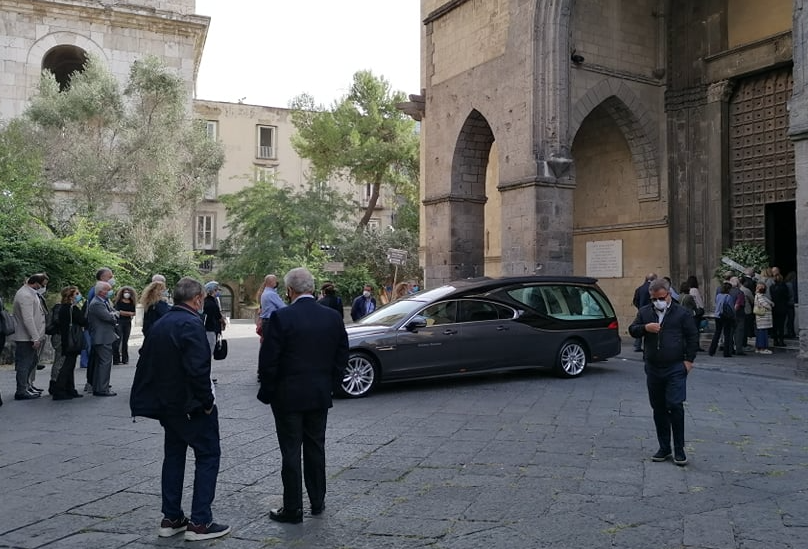 Funerali di Giovanni, il ricordo di mamma e papà e il prete si commuove: "Avevo paura di respirare"