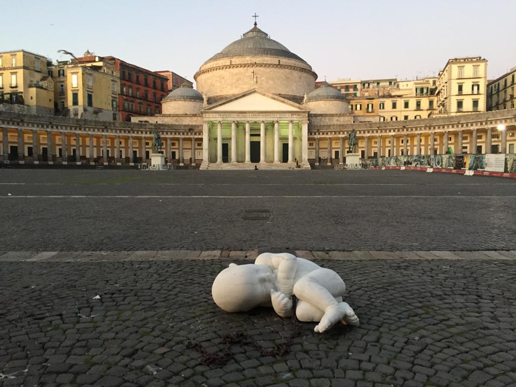 Un bambinello di marmo di 700 chili, con tanto di catena e titolo provocatorio “Look down” a Piazza Plebiscito. A chi piace, a chi no!