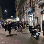 Fila fuori al negozio Swatch in piazza Trieste e Trento a Napoli