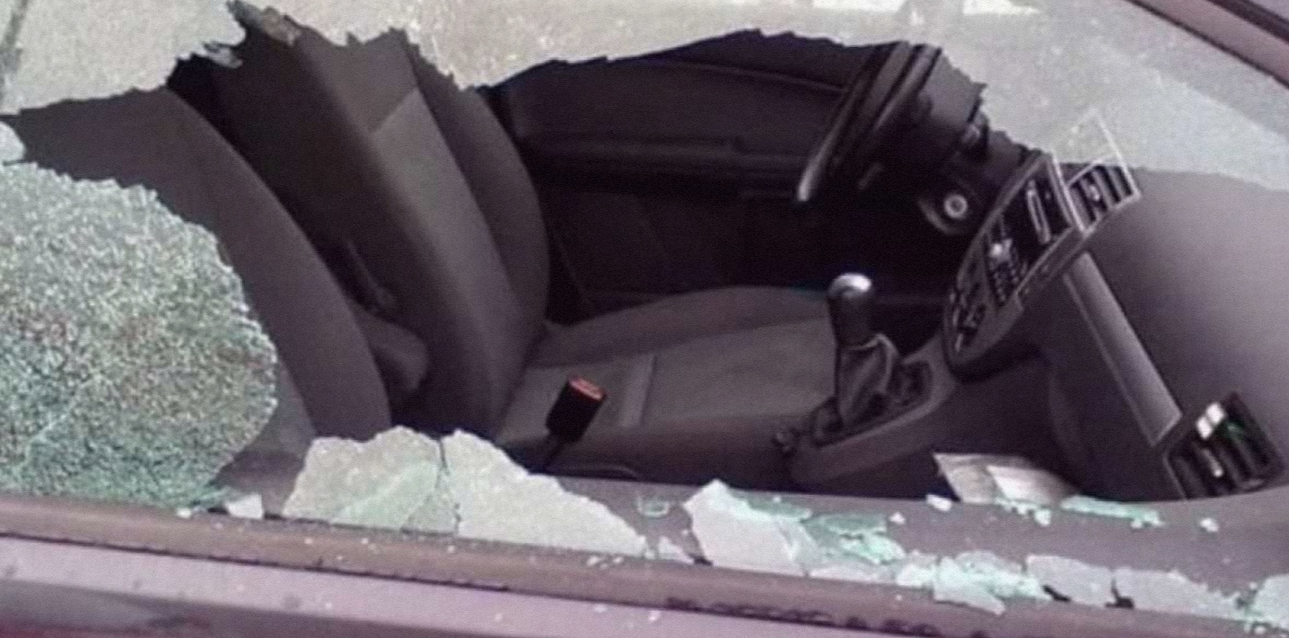 La gang delle coppiette, aggressione e vetri rotti con le mazze nel Napoletano: "Hanno preso tutto"