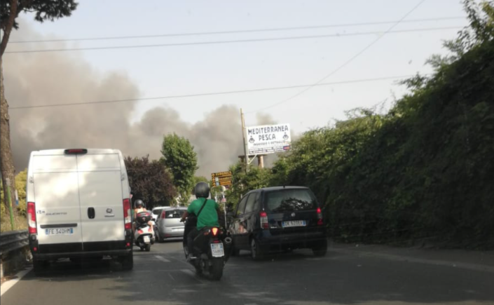 Incendio a Napoli nel campo nomadi di Scampia: il video