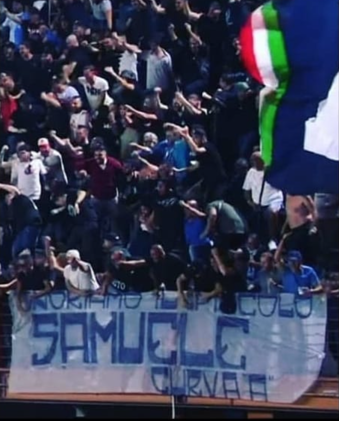 Lo striscione dei tifosi del Napoli per il piccolo Samuele