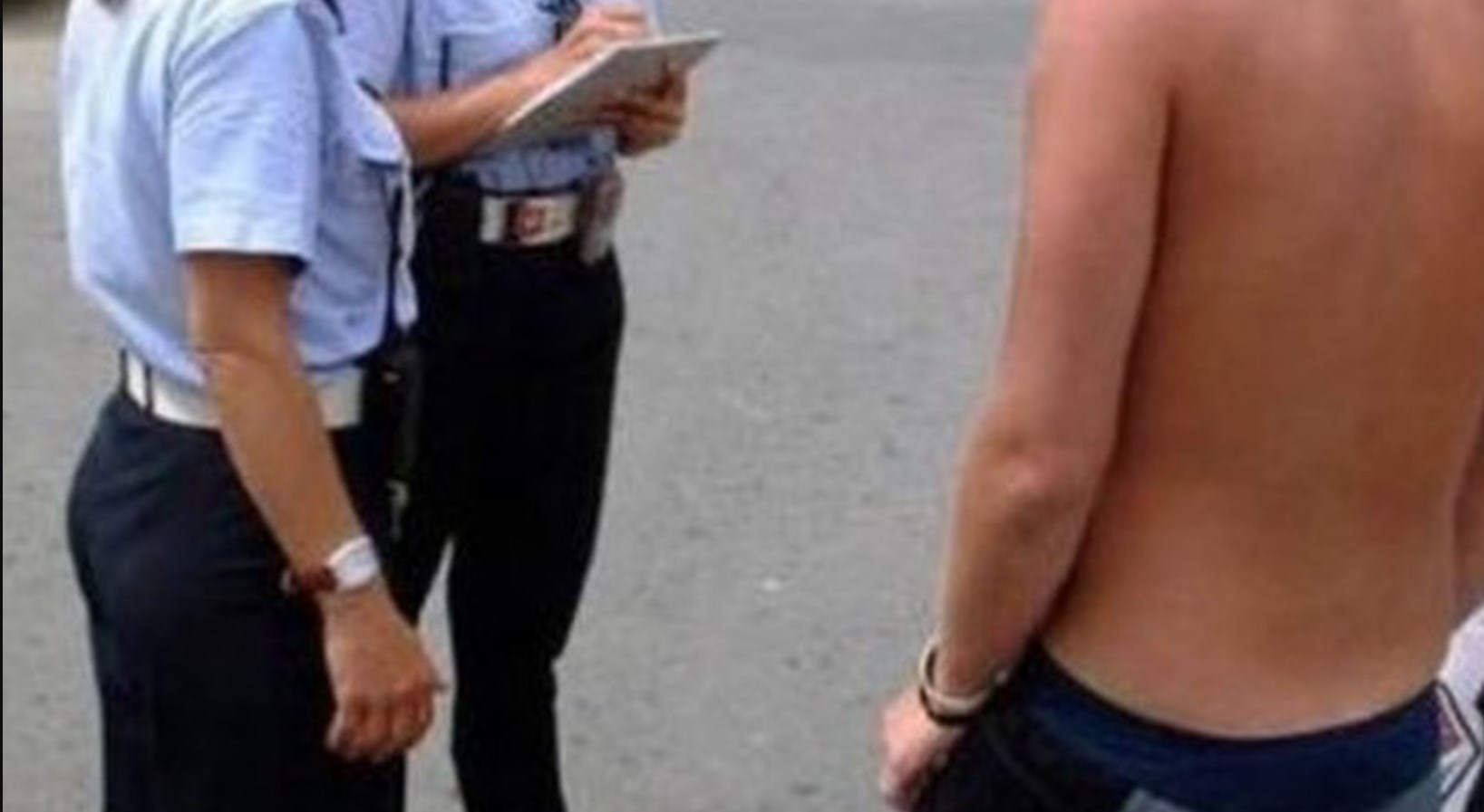 Mondragone ordinanza basta camminare in costume