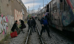 Passeggeri della Circumvesuviana costretti a piedi sui binari dopo lo stop