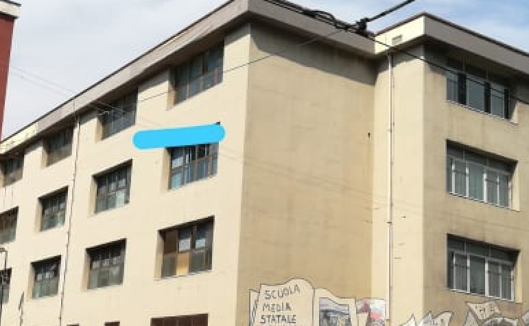 Per arieggiare contro il Covid tolgono i finestroni ma alle prime piogge si allagano le classi