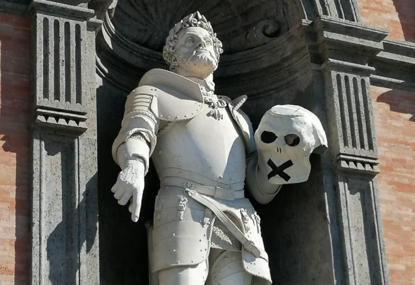 Perché i teschi sulle statue di Napoli