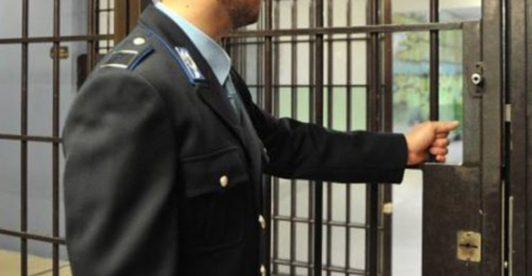 Campania, follia in carcere: detenuto finisce il colloquio con la moglie e massacra agente della penitenziaria