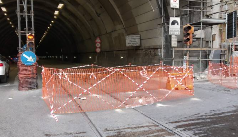 Napoli, cadono calcinacci e chiude la Galleria Vittoria: disagi al traffico, cosa cambia