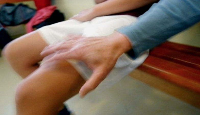 Apre la scuola, arrestato bidello 'orco'. Bimba vittima di abusi: "Dai che poi ti piace"