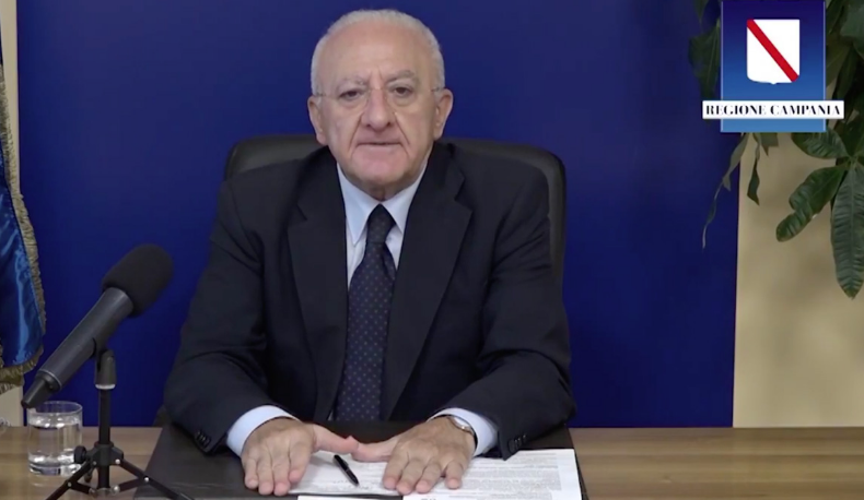 De Luca minaccia di chiudere tutto ma apre gli stadi, via libera ai tifosi sugli spalti 