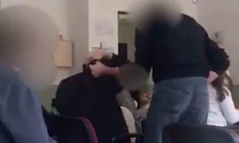 Campania: schiaffi e tirate di capelli, professore picchia studente in classe