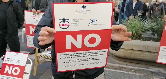 Napoli, la protesta silenziosa dei commercianti: "No alle chiusure"