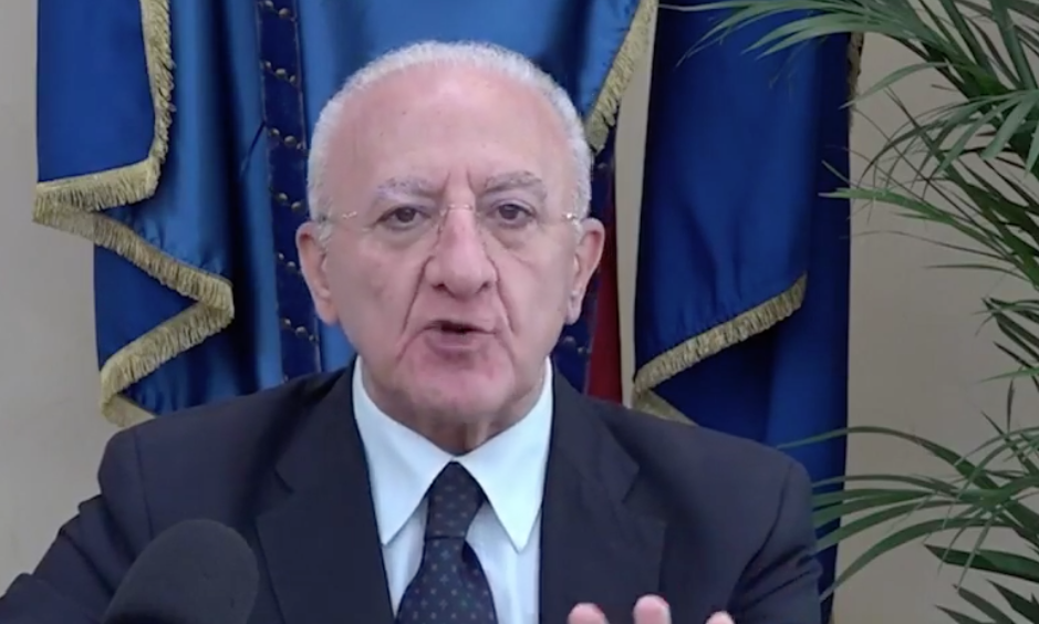 De Luca, furia in diretta: "Se andrà avanti così sarà lockdown"