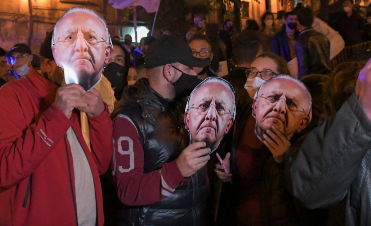 Napoli, tra ironia e protesta non si ferma la ribellione: stasera nuova manifestazione