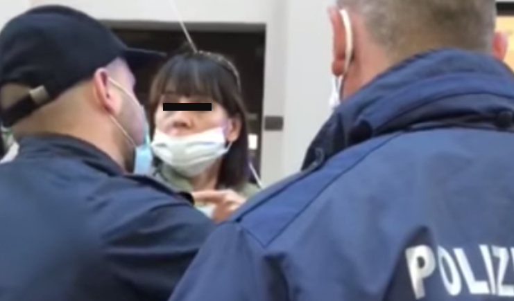 Napoli, non ha la mascherina: donna aggredisce poliziotti in via Toledo