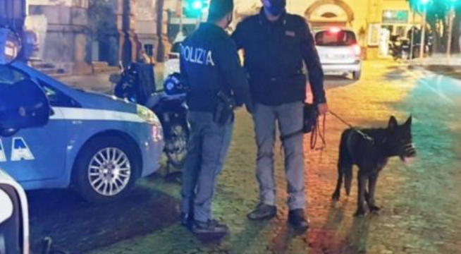 Napoli, sono senza mascherina e arriva la Polizia: lancio di bottiglie contro gli agenti