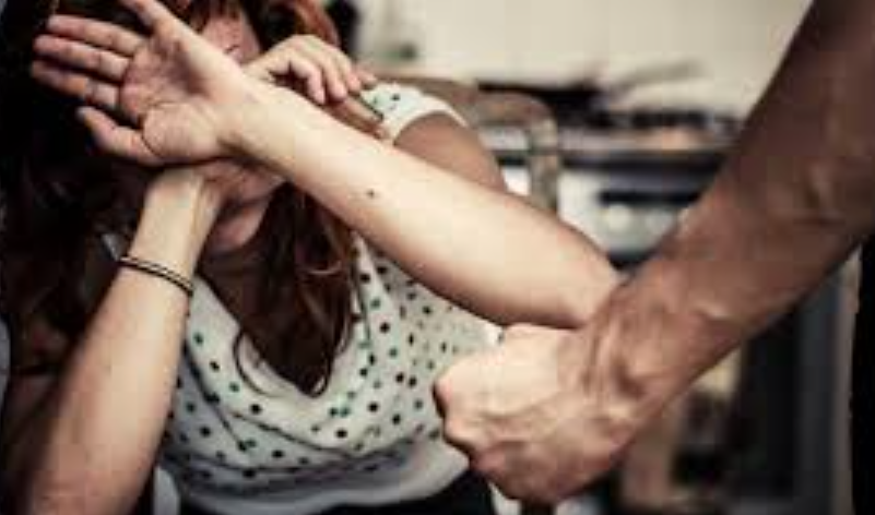 Violenza in Campania, pugno in faccia alla moglie: i carabinieri attirati dalle urla della donna