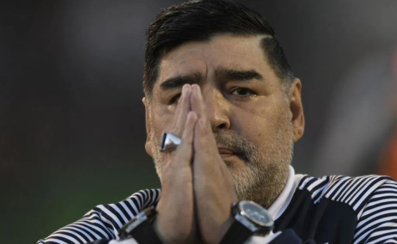 "È morto Maradona", a Napoli è lutto: il dolore dei napoletani
