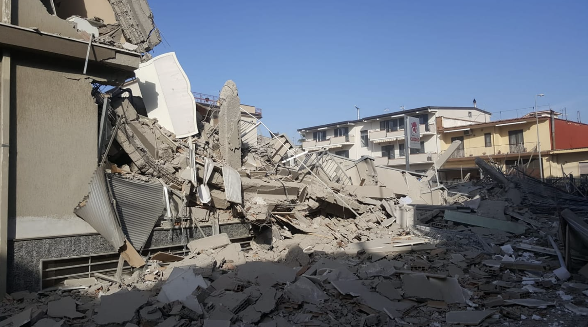 Boato a Poggiomarino, crolla un noto mobilificio: paura per i residenti