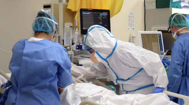 Dramma in provincia di Napoli, medico ucciso dal covid: pochi giorni dopo muore anche la moglie