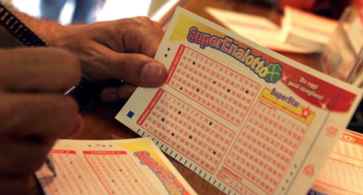 Napoli, fa il botto al SuperEnalotto: vinti più di 600mila euro in città