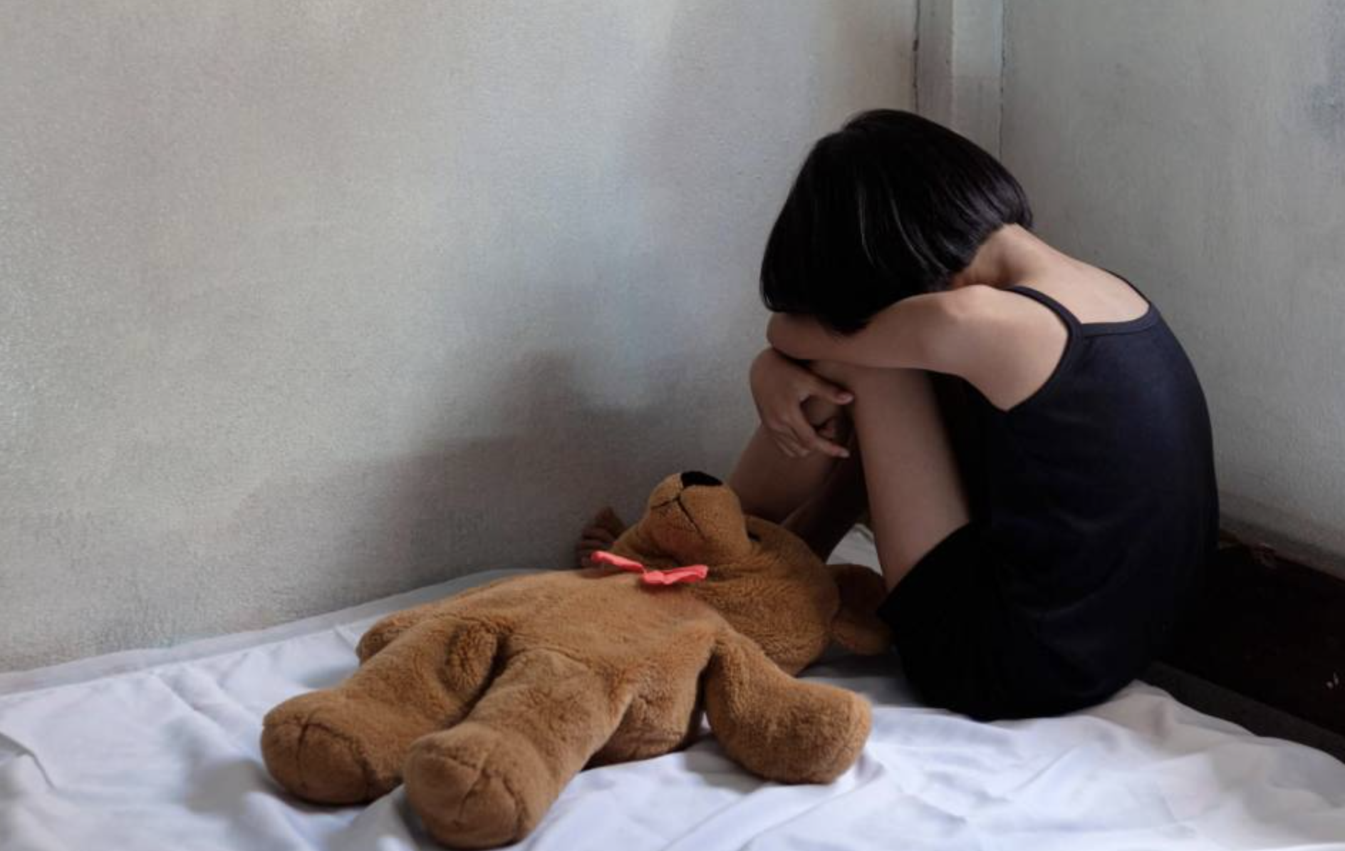 Violenza in famiglia, abusi sulle figlie minorenni: arrestato papà orco