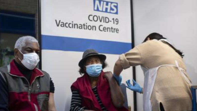 Vaccino, reazioni allergiche su due volontari: "Non siamo preoccupati ma chi soffre di allergie per ora non può vaccinarsi"