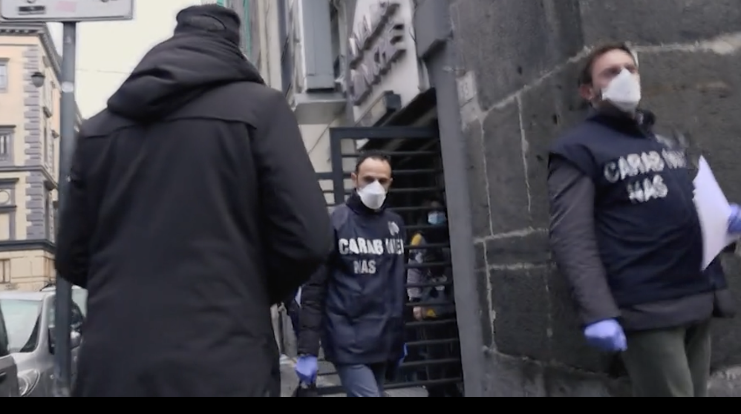 Napoli, falsi tamponi in un’agenzia di viaggi: la scoperta de Le Iene