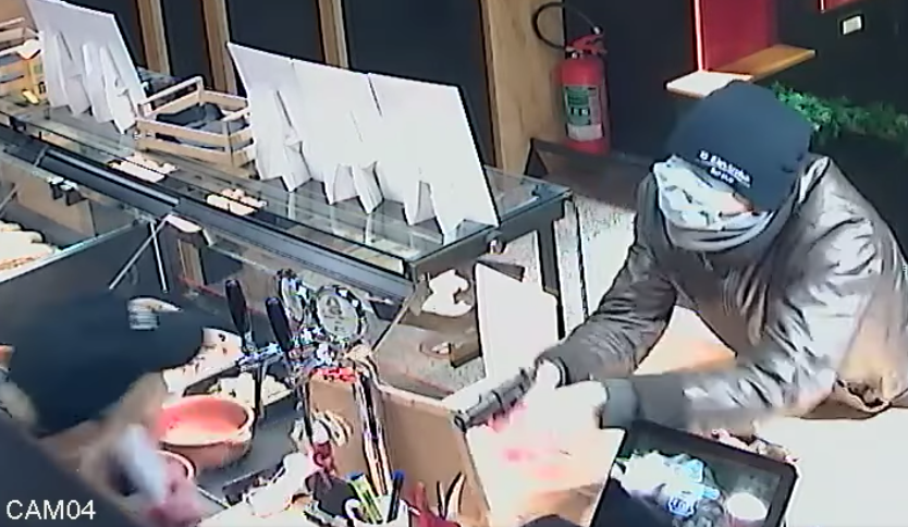 Rapina in paninoteca, pistola in faccia alla commessa e fuga con il bottino