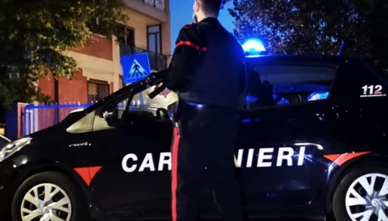 Prima le grida strazianti, poi arrivano i Carabinieri: picchia papà e zia per soldi