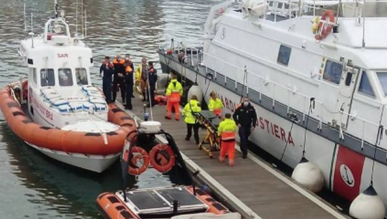 Escono per pescare, la barca affonda e un uomo perde la vita: dramma nel Napoletano