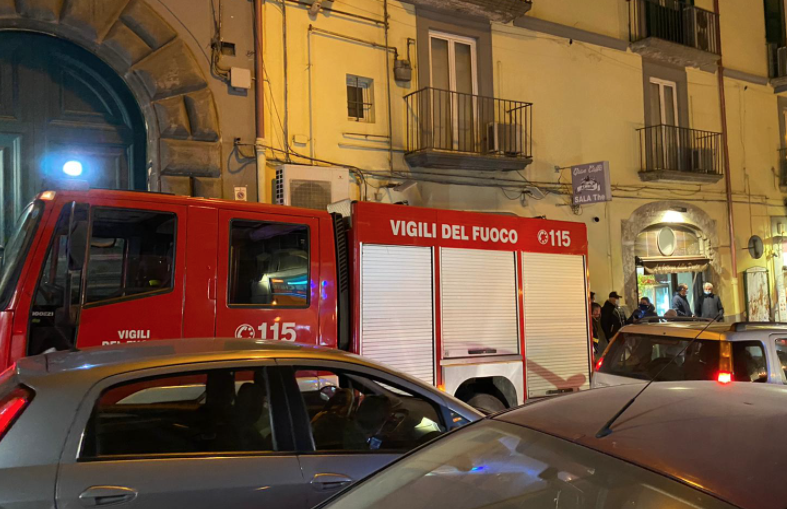 Napoli, bar in fiamme: titolare intrappolato all'interno riesce a scappare