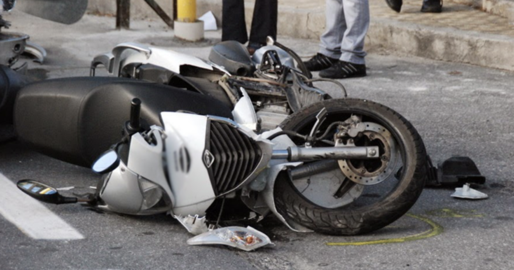 Tragico incidente a Napoli, schianto tra auto e scooter: morto un 48enne