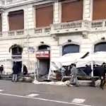 Napoli, mareggiata allaga via Partenope e i locali: si contano i danni.