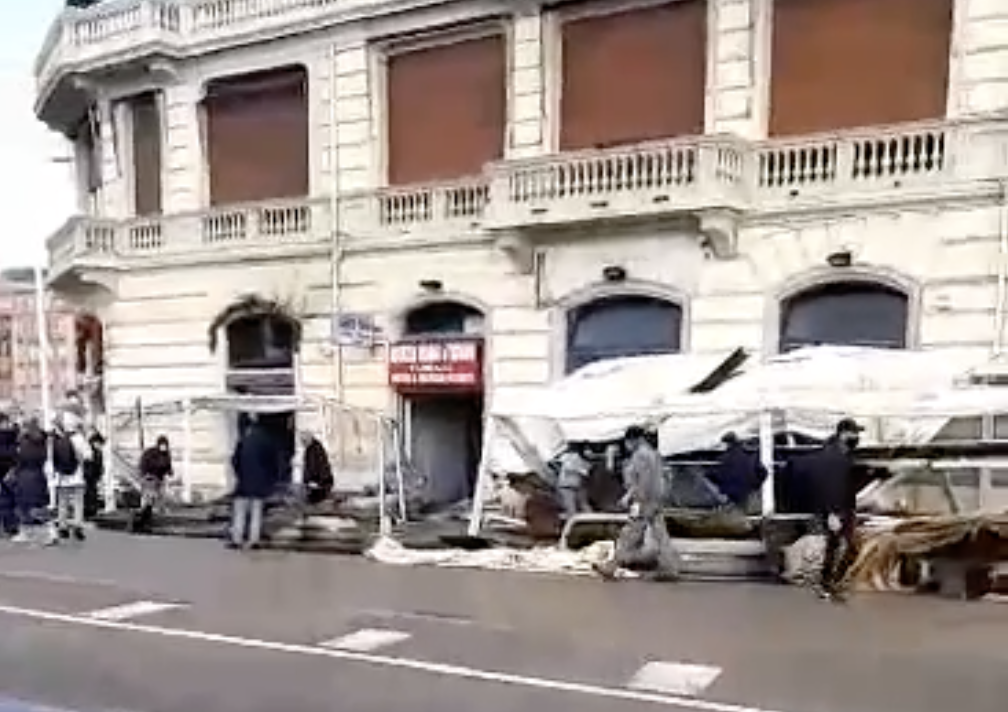 Napoli, mareggiata allaga via Partenope e i locali: si contano i danni.